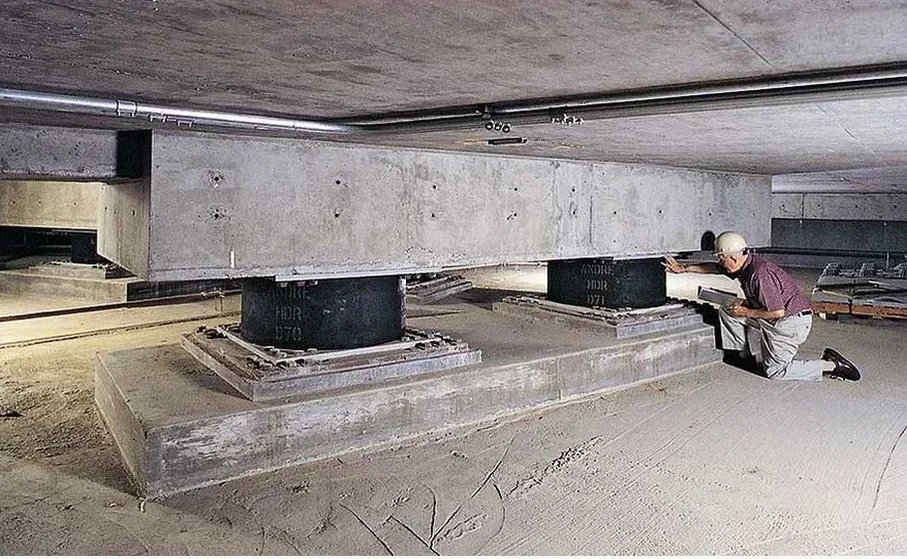 Diseño de Aislación Sísmica de Base en Coronel