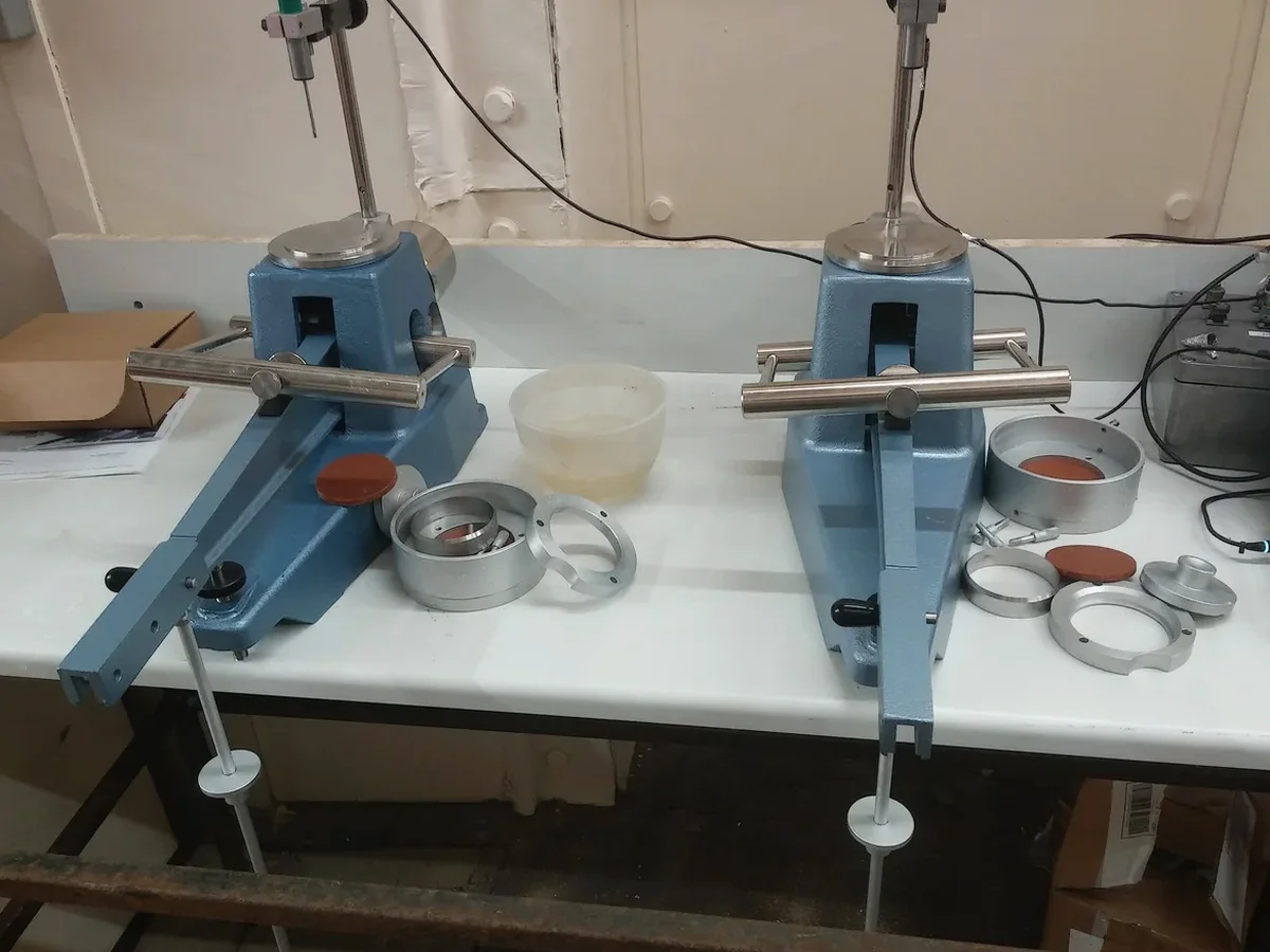 Límites de Atterberg en Coronel: Control de Plasticidad en Suelos Finos